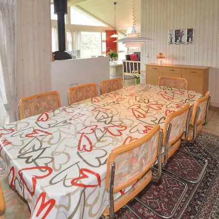 Сasa de vacaciones Four-bedroom Holiday In *